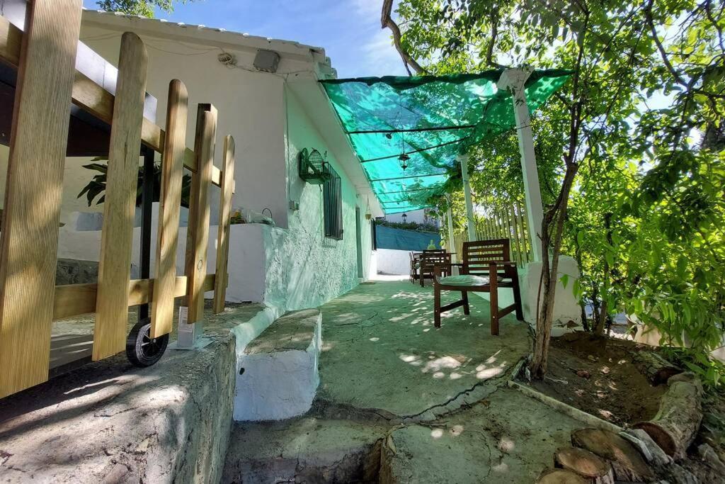 La Huerta Del Castillo Con Su Caz De Agua - Enjoy Life & Relax Castillo de Locubin Luaran gambar