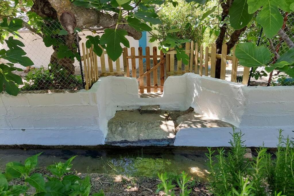 La Huerta Del Castillo Con Su Caz De Agua - Enjoy Life & Relax Castillo de Locubin Luaran gambar
