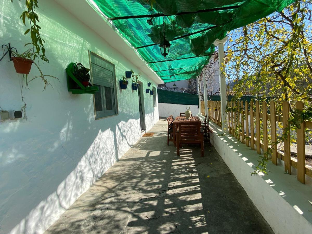 La Huerta Del Castillo Con Su Caz De Agua - Enjoy Life & Relax Castillo de Locubin Luaran gambar