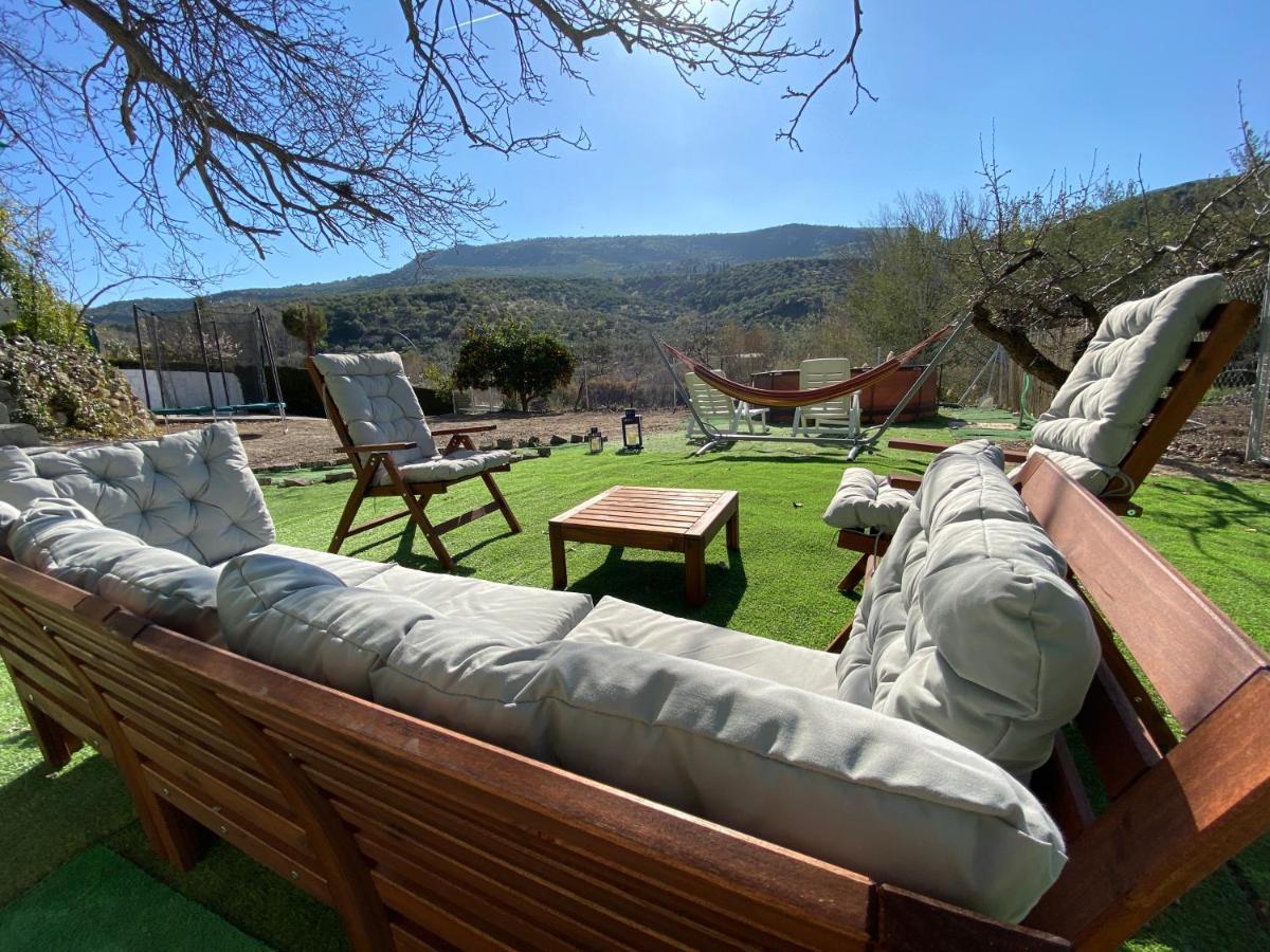 La Huerta Del Castillo Con Su Caz De Agua - Enjoy Life & Relax Castillo de Locubin Luaran gambar
