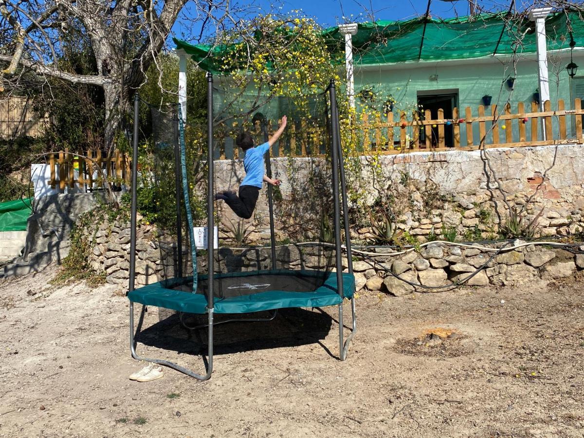 La Huerta Del Castillo Con Su Caz De Agua - Enjoy Life & Relax Castillo de Locubin Luaran gambar